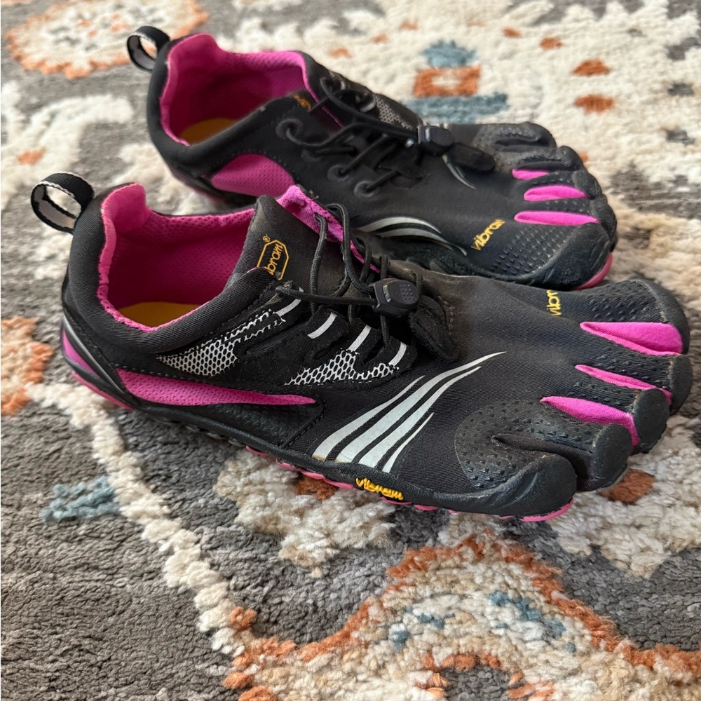 Vibram Women's Black and Pink Athletic Shoes